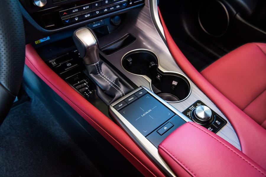 Детали интерьера Lexus RX450h F-Sport 2019 года  (WW) (фото 22 из 42)